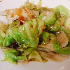 A picture of Lettuce (or Pak Choi) with oyster sauce.