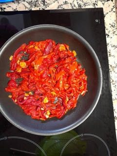 Una foto de Pimientos rojos asados y al ajillo