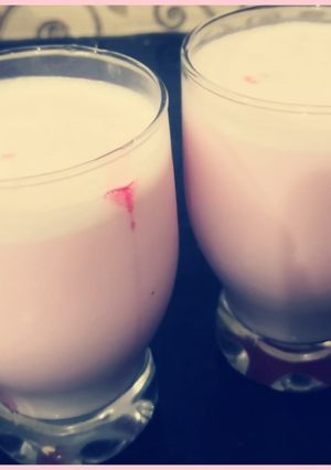 A picture of Delicious Healthy Strawberry Shake.