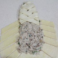 A picture of Braided chicken bread.