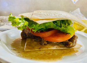 Una foto de Sándwich de churrasco en masa de taco