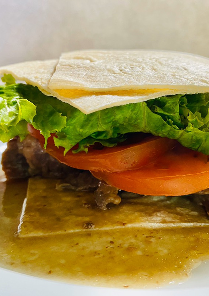 Una foto de Sándwich de churrasco en masa de taco