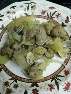 Una foto de Alcachofas con almejas y patatas
