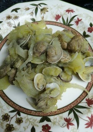Una foto de Alcachofas con almejas y patatas