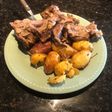 Pierna de cordero al horno (macerada 48 hs) con papas asadas