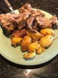 Pierna de cordero al horno (macerada 48 hs) con papas asadas