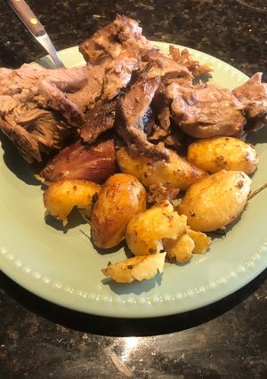 Una foto de Pierna de cordero al horno (macerada 48 hs) con papas asadas