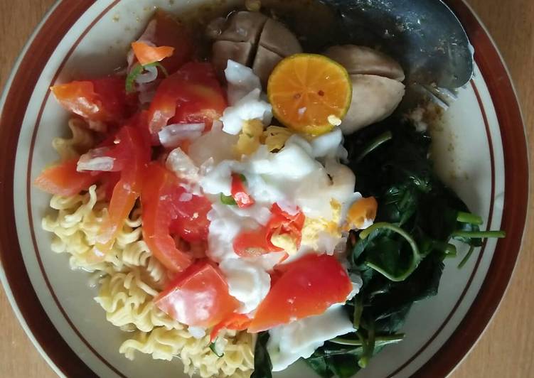 Resep Mie Kuah Kangkung Tomat Kombinasi Simpel, Enak Banget