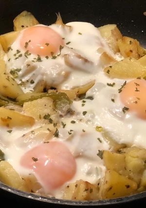 Una foto de Patatas con huevo y pimientos verdes, una cena para mojar!