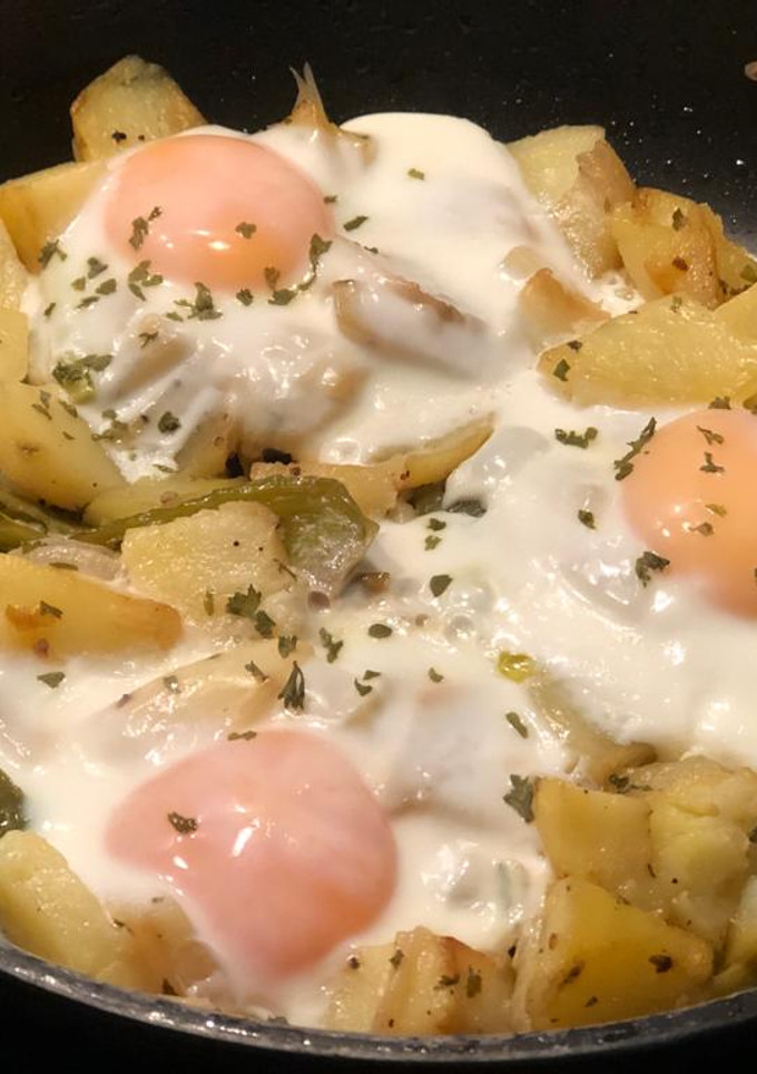 Una foto de Patatas con huevo y pimientos verdes, una cena para mojar!