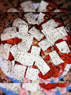 Una foto de Tomate aliñado con queso fresco 🍅