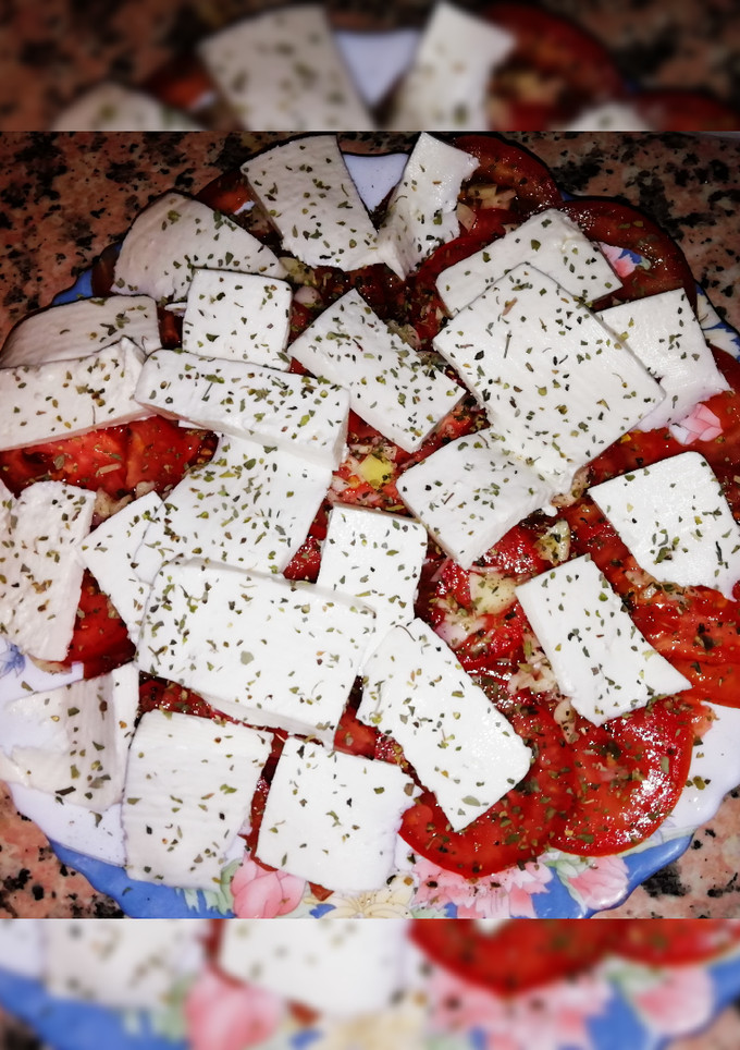 Una foto de Tomate aliñado con queso fresco 🍅