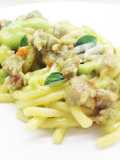 Bigoli con crema di zucchine e ragù di tastasale