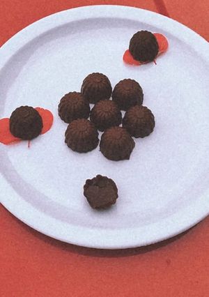 Una foto de Bombones de chocolate rellenos de mermelada de fresa