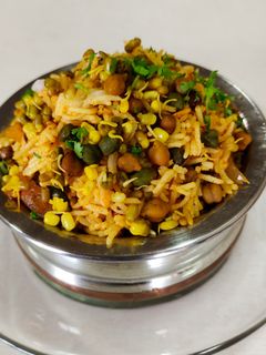 मिश्र कडधान्य पुलाव (mix kadhyana pulav recipe in marathi) रेसिपी चे मुख्य फोटो