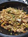 Noodles com Legumes salteados com Bife de Perú