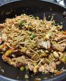 Noodles com Legumes salteados com Bife de Perú