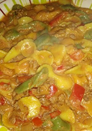 Una foto de Fideos moñitos con salsa 💕