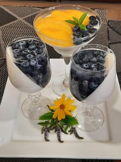 Фото Десерт із кисломолочного сиру з желатином та фруктами.