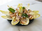 Endibias con Brunoise de Fruta, Kéfir y Arenas de Nuez