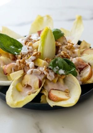 Una foto de Endibias con Brunoise de Fruta, Kéfir y Arenas de Nuez