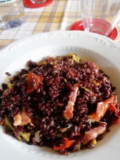 Foto di Risotto con riso venere e fiori di zucchine