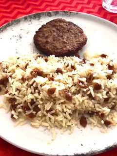 Una foto de Arroz con caracolitos tostados