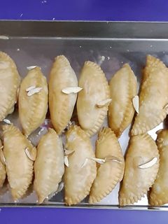 नारियल की गुझिया (Nariyal ki gujiya recipe in hindi) रेसिपी मुख्य फोटो
