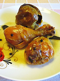 Una foto de Jamoncitos de pollo fácil con manzanas a la sidra al horno