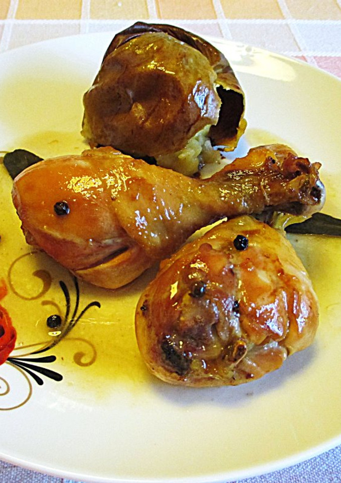 Una foto de Jamoncitos de pollo fácil con manzanas a la sidra al horno