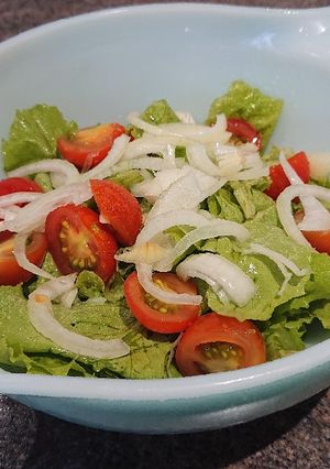 A picture of Simply Lettuce Salad.