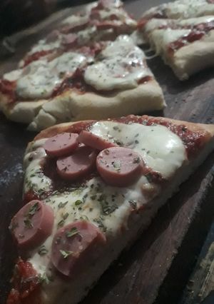 Una foto de Pizza con salchicha
