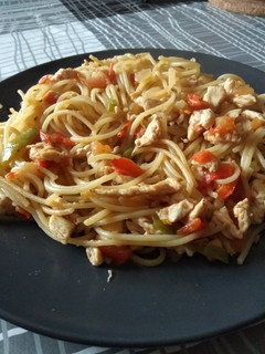 Una foto de 🍝 Spaghetti con pollo y verdura