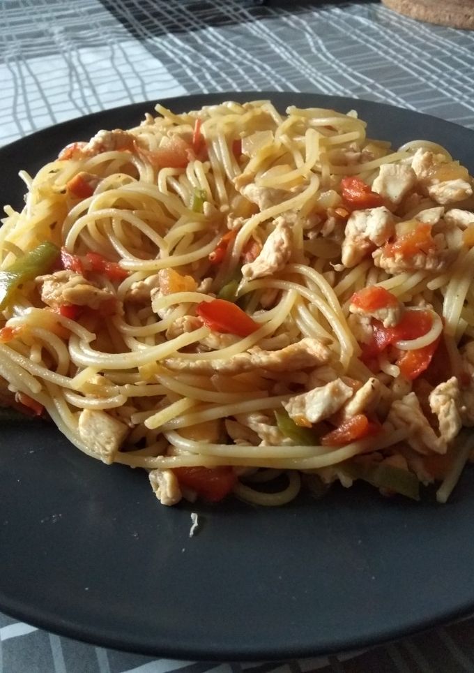 Una foto de 🍝 Spaghetti con pollo y verdura