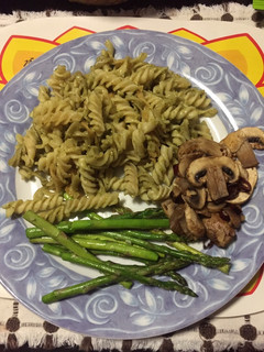 Una foto de Pasta a mí estilo acompañada con champiñones y espárragos!!!