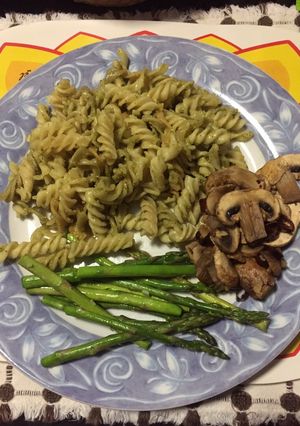 Una foto de Pasta a mí estilo acompañada con champiñones y espárragos!!!