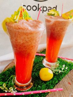 A picture of Strawberry Mint Lemonade.