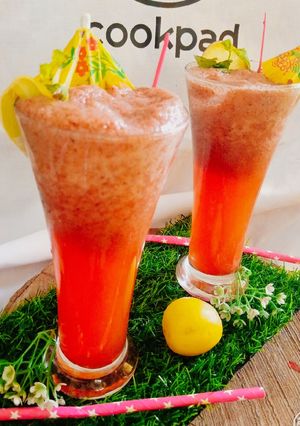 A picture of Strawberry Mint Lemonade.
