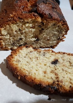 Una foto de Budín de banana y chocolate 🍌🍌🍫🍫