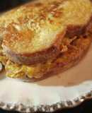 Sándwich de huevo relleno con pollo al curry