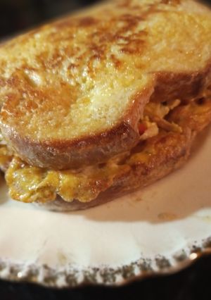 Una foto de Sándwich de huevo relleno con pollo al curry