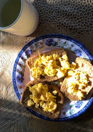 Hình của món 🥚 Bánh mì đen trứng khuấy 🥪.