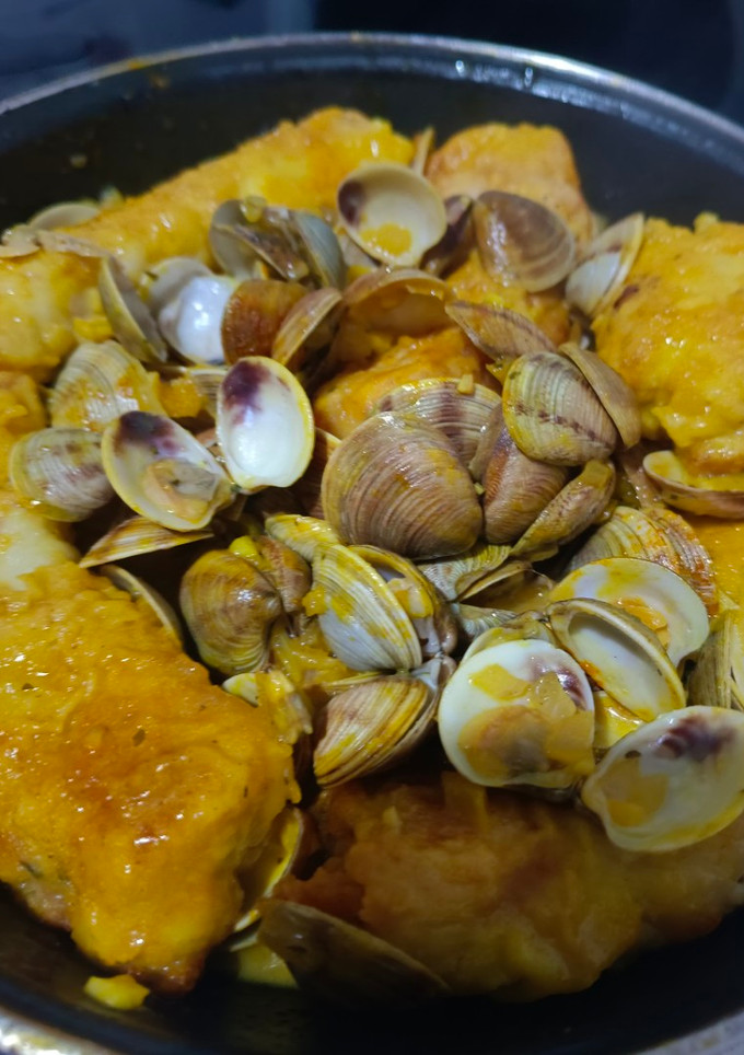 Una foto de Merluza con almejas a la marinera