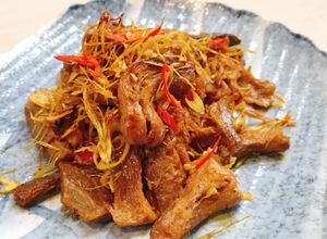 Hình của món Chân nấm xào cà ri sả ớt.