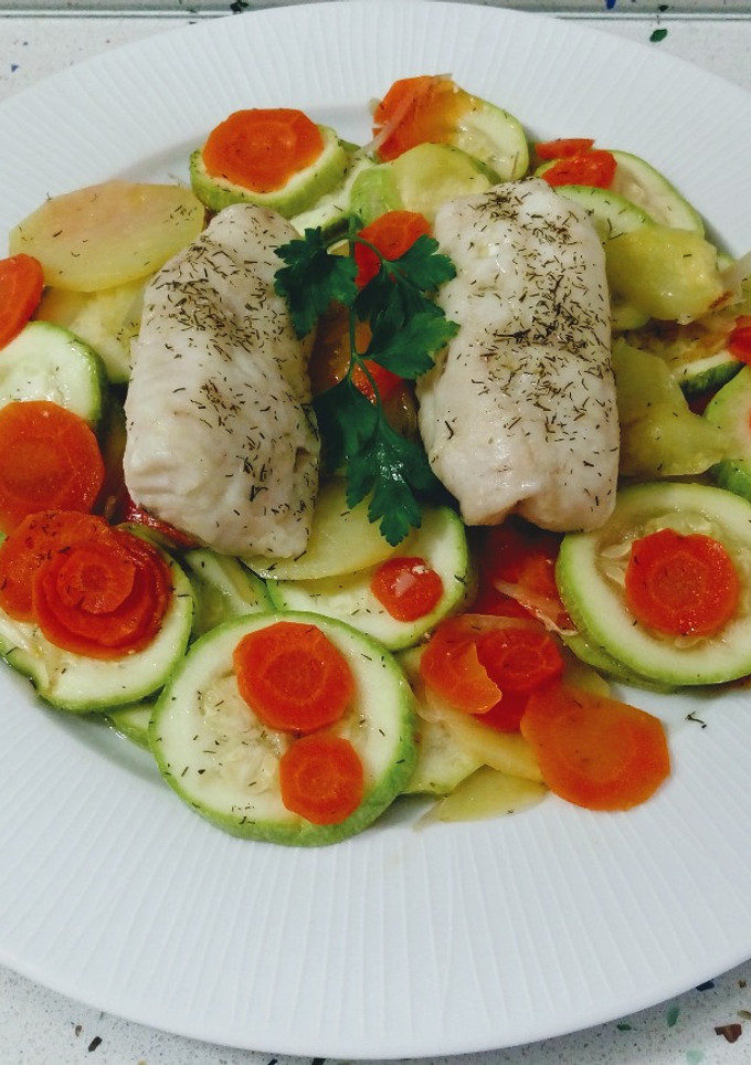 Una foto de Lomos de merluza con verduras al vapor