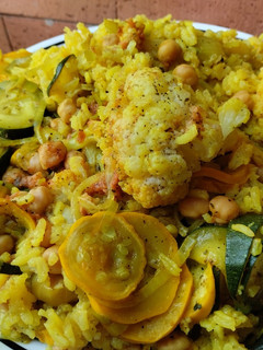 Una foto de Arroz🍚🍛🍱con vegetales🥙🥗🧆 y garbanzos🍲