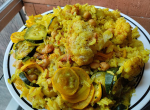 Una foto de Arroz🍚🍛🍱con vegetales🥙🥗🧆 y garbanzos🍲