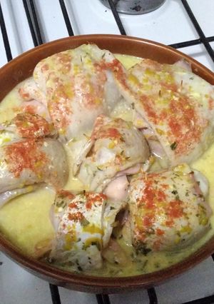 Una foto de Filet de Merluza arrollado con jamón y queso. Verduras al vapor