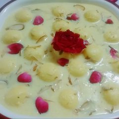 A picture of Angoori Rasmalai.