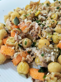 Una foto de Ensalada de garbanzos con toque crunch